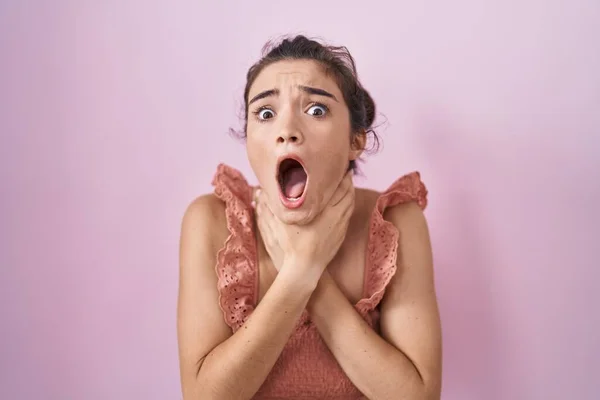 Młoda Nastolatka Stoi Nad Różowym Tle Krzycząc Dusić Bolesne Uduszenie — Zdjęcie stockowe