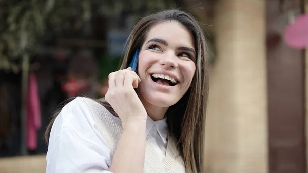 Young Beautiful Hispanic Woman Speaking Phone Smiling Street — Stock Photo, Image