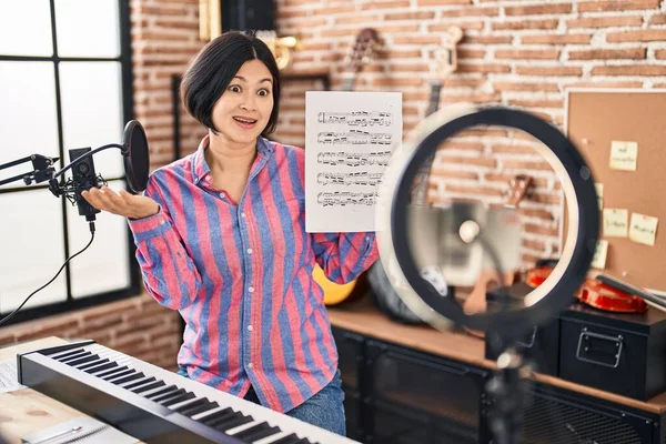 Young Asian Woman Doing Online Music Tutorial Showing Music Sheet — Stock Photo, Image