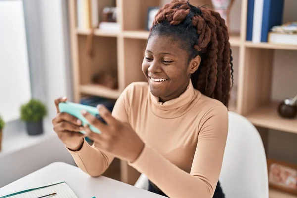 African American Woman Student Watching Video Smartphone Sitting Table Home — Stock Photo, Image