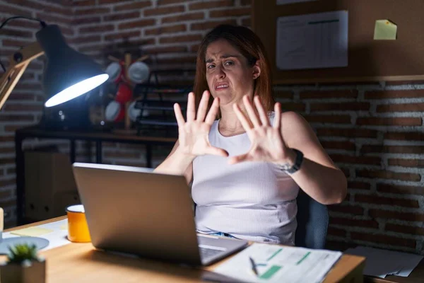 Brunette Woman Working Office Night Afraid Terrified Fear Expression Stop — Stock Photo, Image
