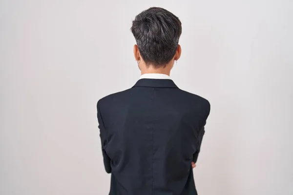 Young Hispanic Man Tattoos Wearing Business Suit Tie Standing Backwards — Stock Photo, Image