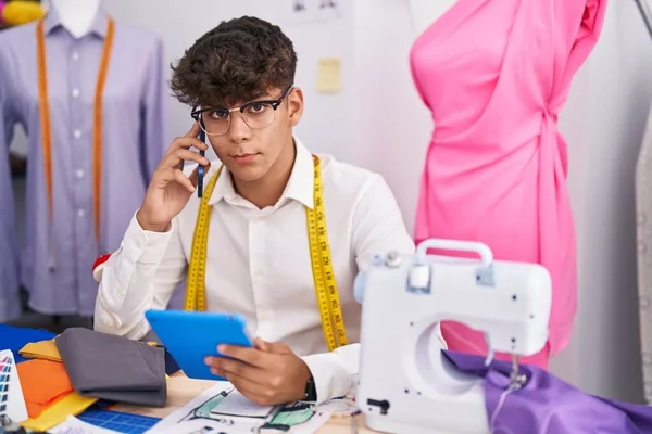 在裁缝店用触摸板在智能手机上说话的年轻青少年裁缝 — 图库照片