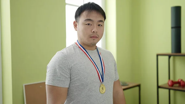 Молодой Китаец Носит Медаль Спорткомплексе — стоковое фото