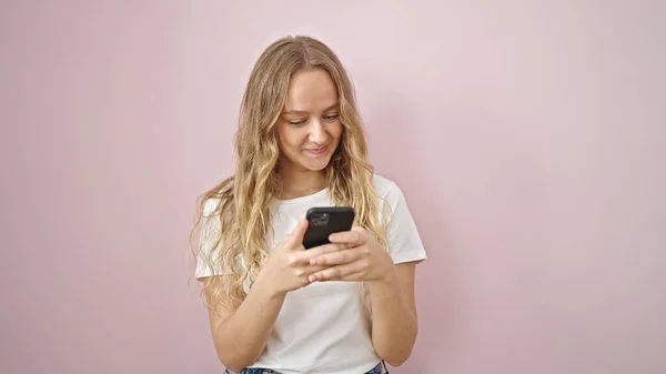 Jovem Loira Usando Smartphone Sorrindo Sobre Fundo Rosa Isolado — Fotografia de Stock