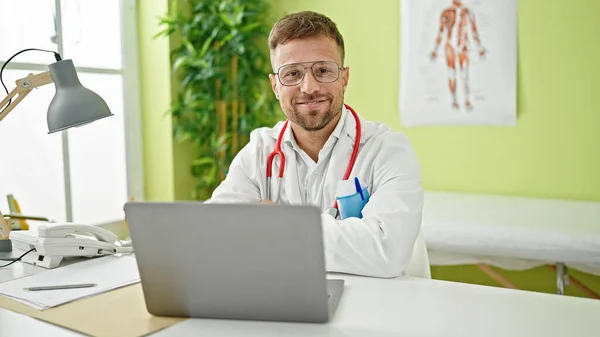 Young Man Doctor Using Laptop Working Clinic — Stock Photo, Image