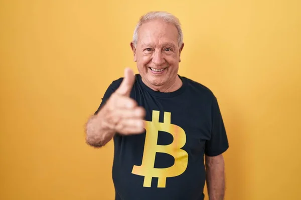 Homem Sênior Com Cabelos Grisalhos Vestindo Camiseta Bitcoin Sorrindo Amigável — Fotografia de Stock