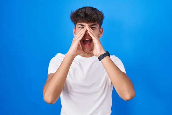 Adolescente Hispânico Sobre Fundo Azul Gritando Irritado Voz Alta Com — Fotografia de Stock