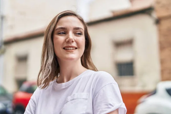 Mujer Joven Sonriendo Confiada Mirando Lado Calle —  Fotos de Stock
