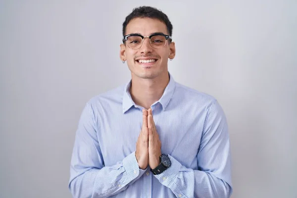 Bonito Homem Hispânico Vestindo Roupas Negócios Óculos Orando Com Mãos — Fotografia de Stock