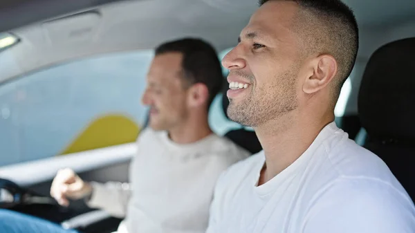 Двоє Чоловіків Посміхаються Впевнено Водити Машину Вулиці — стокове фото