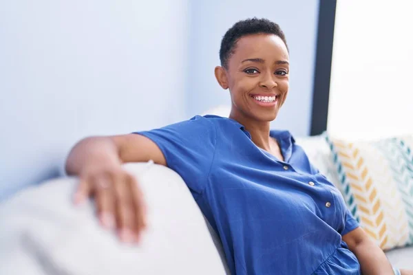 Afro Amerikaanse Vrouw Glimlachen Zelfverzekerd Zitten Bank Thuis — Stockfoto