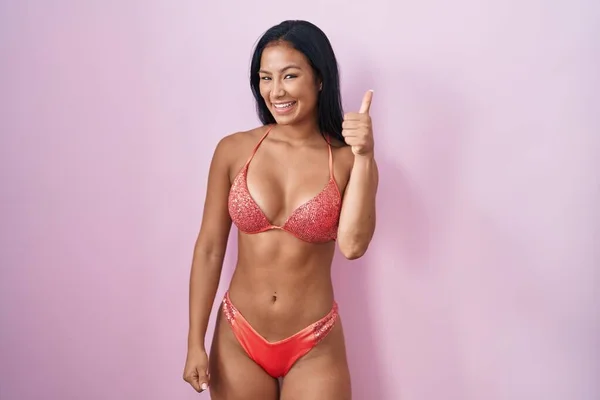 Hispanische Frau Bikini Macht Glückliche Daumen Nach Oben Geste Mit — Stockfoto