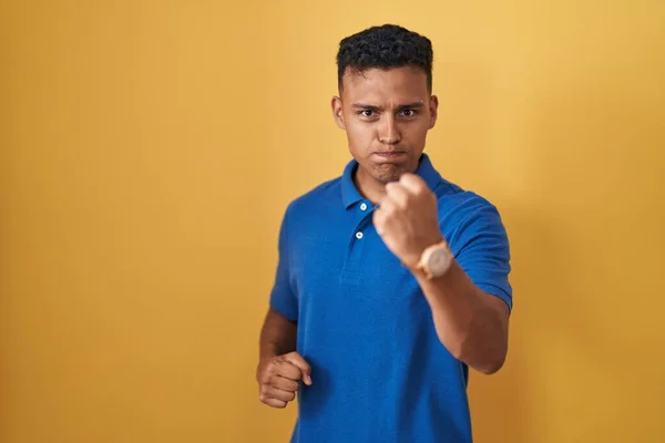 Latin Kökenli Genç Bir Adam Öfkeyle Bağırırken Kızgın Öfkeli Bir — Stok fotoğraf