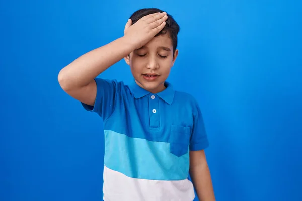 Kis Spanyol Fiú Áll Kék Háttér Meglepett Kéz Fej Hiba — Stock Fotó
