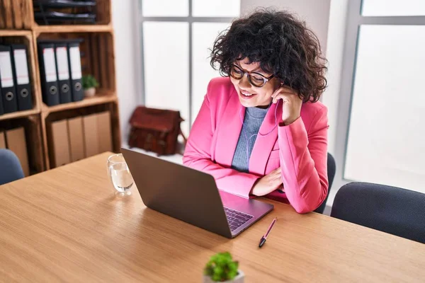 Young Beautiful Hispanic Woman Business Worker Using Laptop Working Office — стоковое фото