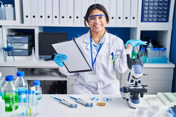 Латиноамериканська Молода Жінка Яка Працює Науковій Лабораторії Посміхається Радісно Презентувати — стокове фото