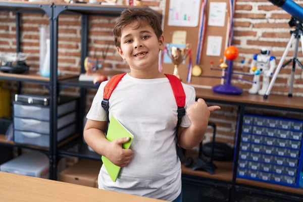 Liten Latinamerikansk Pojke Bär Student Ryggsäck Och Hålla Bok Skolan — Stockfoto