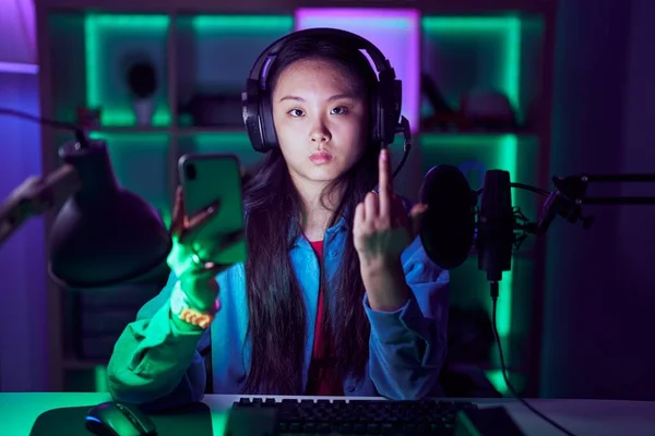 Молода Азіатська Жінка Грає Відеоігри Смартфоном Показує Середній Палець Неввічливий — стокове фото