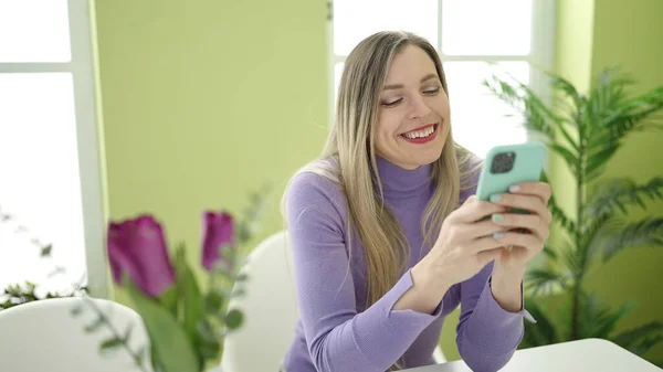 Jong Blond Vrouw Met Behulp Van Smartphone Zitten Tafel Thuis — Stockfoto
