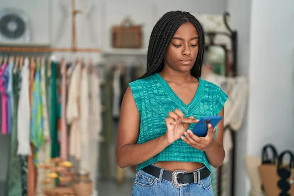 Africano Americano Mulher Cliente Usando Smartphone Loja Roupas — Fotografia de Stock