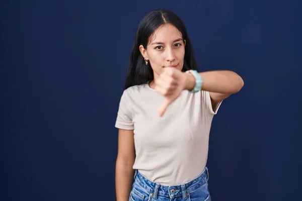 Young Hispanic Woman Standing Blue Background Looking Unhappy Angry Showing — Stock Photo, Image