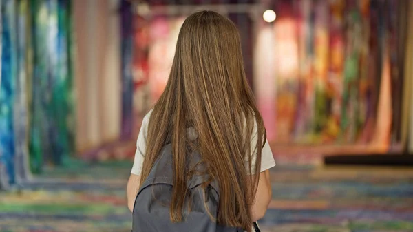 年轻漂亮的女学生背着背包站在艺术画廊后面 — 图库照片