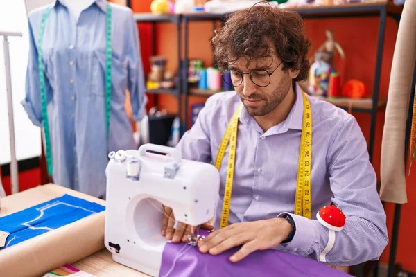 Young Hispanic Man Tailor Using Sewing Machine Laptop Atelier — Stock Fotó