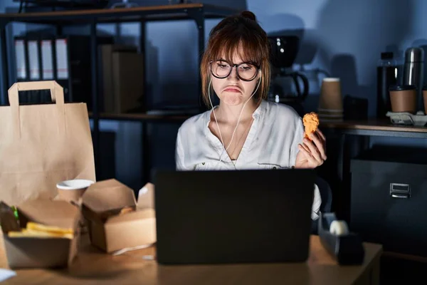 Jovem Mulher Bonita Trabalhando Usando Laptop Computador Comer Comida Parto — Fotografia de Stock