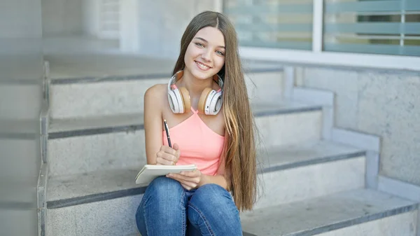 Joven Chica Hermosa Estudiante Tomando Notas Sentado Las Escaleras Sonriendo —  Fotos de Stock