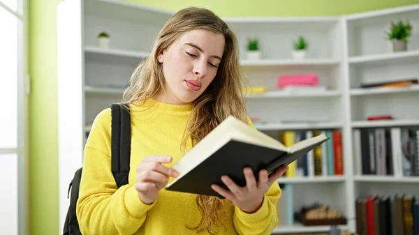 Молода Студентка Блондинки Рюкзаку Читає Блокнот Бібліотечному Університеті — стокове фото