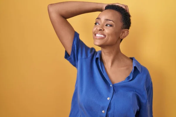 Afrikaans Amerikaanse Vrouw Staan Gele Achtergrond Glimlachen Zelfverzekerd Aanraken Haar — Stockfoto