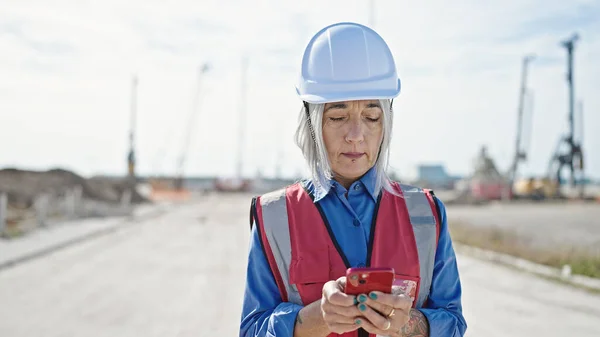 Construtor Mulher Cabelos Grisalhos Meia Idade Usando Smartphone Rua — Fotografia de Stock