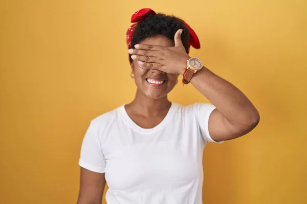 Mladá Afroameričanka Stojící Nad Žlutým Pozadím Usmívající Rukou Tváři Zakrývající — Stock fotografie