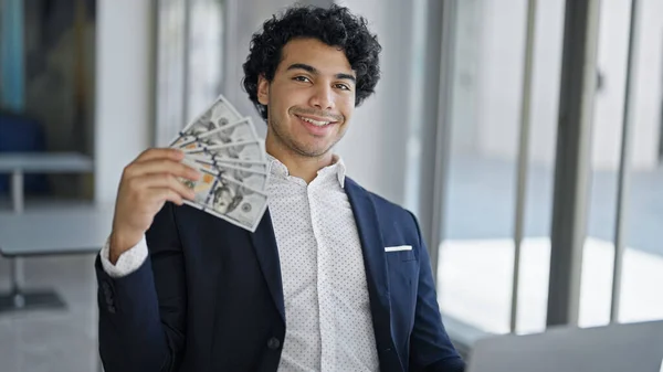 Mladý Latinský Muž Obchodní Pracovník Pomocí Notebooku Držení Dolarů Kanceláři — Stock fotografie