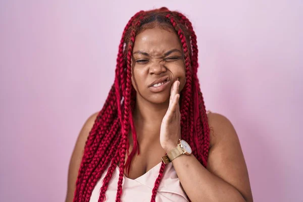 Afrikkalainen Amerikkalainen Nainen Punottu Hiukset Seisoo Vaaleanpunainen Tausta Koskettaa Suuta — kuvapankkivalokuva