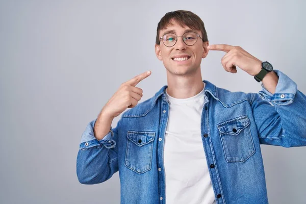 Hombre Rubio Caucásico Pie Con Gafas Sonriendo Alegre Mostrando Señalando — Foto de Stock