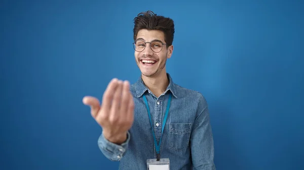 Junger Hispanischer Mann Lächelt Selbstbewusst Und Macht Geste Mit Den — Stockfoto