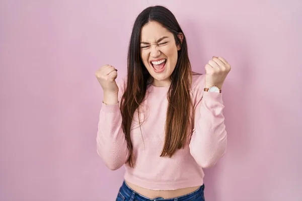 Young Brunette Woman Standing Pink Background Very Happy Excited Doing — Φωτογραφία Αρχείου