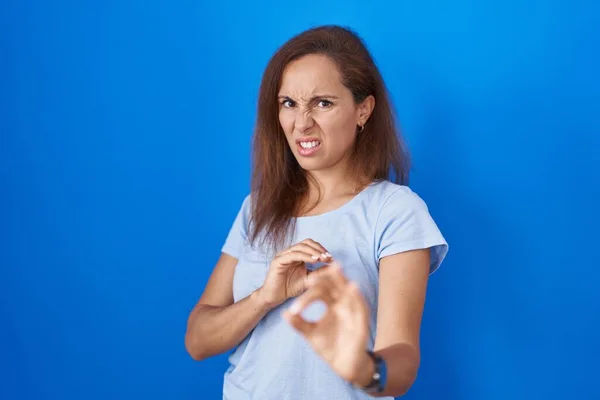 Brunette Vrouw Staan Blauwe Achtergrond Walgelijke Uitdrukking Ontevreden Angstig Doen — Stockfoto