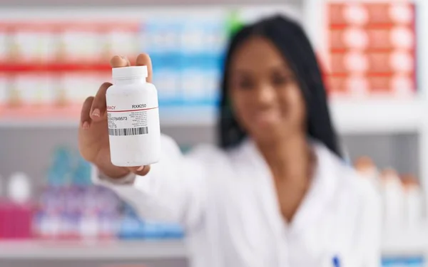 Afroamerikansk Kvinna Farmaceut Ler Säker Hålla Piller Flaska Apoteket — Stockfoto