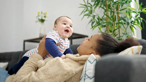 Madre Hijo Sonriendo Confiados Acostados Sofá Juntos Casa —  Fotos de Stock