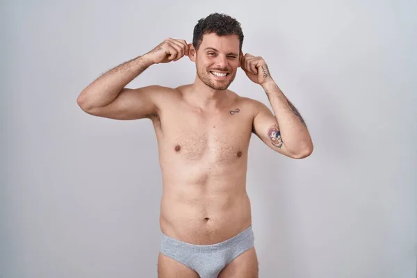 Jonge Spaanse Man Zonder Shirt Onderbroek Lachende Trekkende Oren Met — Stockfoto