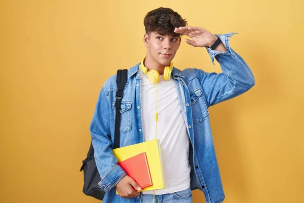 Ισπανόφωνος Έφηβος Φορώντας Σακίδιο Μαθητή Και Κρατώντας Βιβλία Πολύ Χαρούμενος — Φωτογραφία Αρχείου