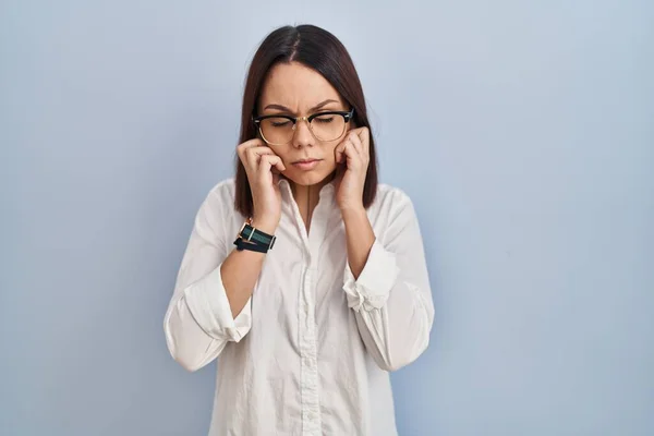 Young Hispanic Woman Standing White Background Covering Ears Fingers Annoyed — Stock Photo, Image