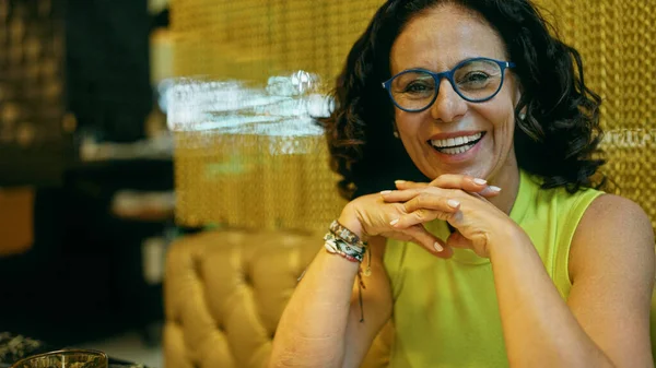 Medelålders Latinamerikanska Kvinna Ler Säker Restaurang — Stockfoto