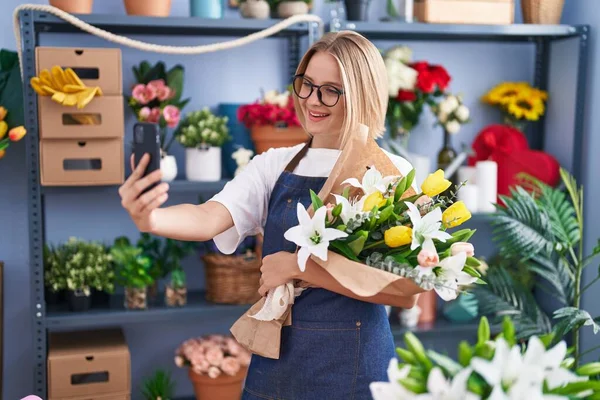 Young Blonde Woman Florist Make Selfie Smartphone Holding Bouquet Flowers — Stock Photo, Image