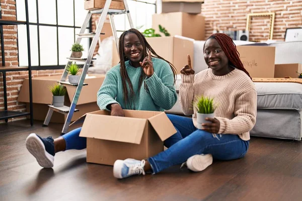 Twee Afrikaanse Vrouwen Verhuizen Naar Een Nieuw Huis Vloer Verrast — Stockfoto