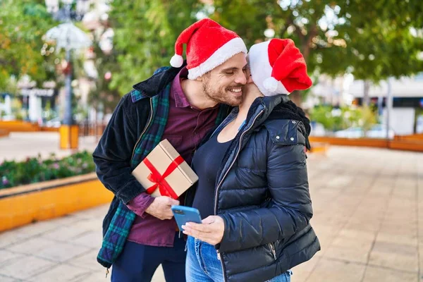 Matka Syn Pomocí Smartphone Držení Vánoční Dárek Parku — Stock fotografie