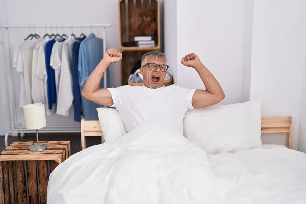 Middelbare Leeftijd Grijsharige Man Wakker Stretching Armen Geeuwen Slaapkamer — Stockfoto